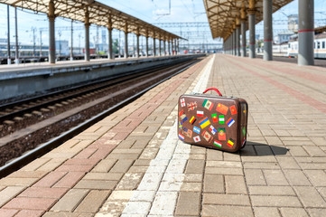 perron met koffer - ik ben mijn koffer kwijt